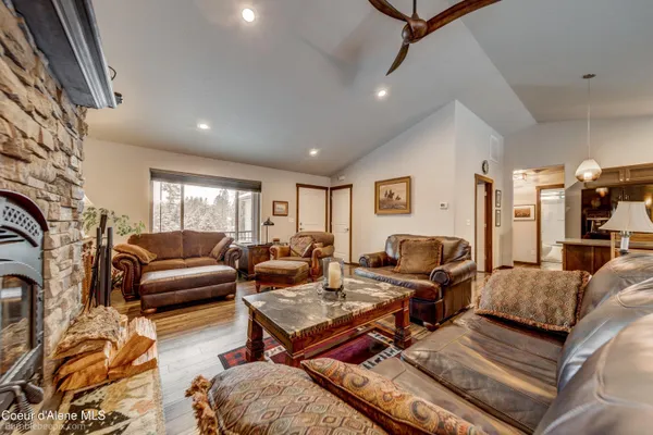 $689,000 | 32732 North 14th Avenue, Spirit Lake, ID 83869