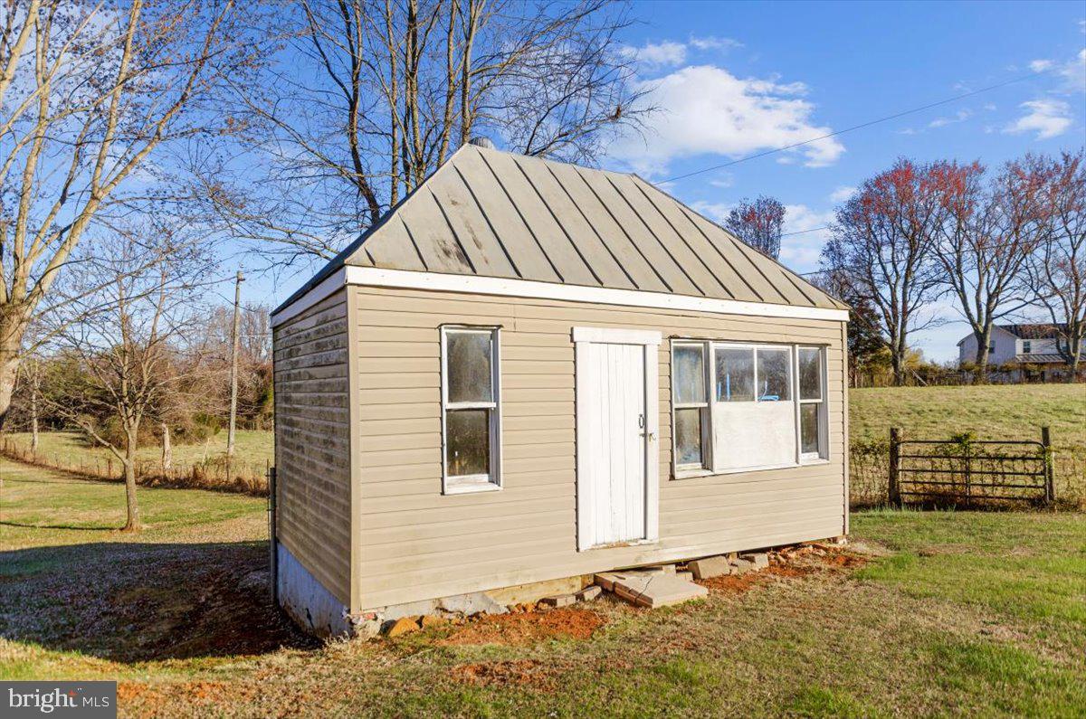 9121 Green Road Warrenton, VA 20187 - Photo 16 of 28 Garden Stall Shed
