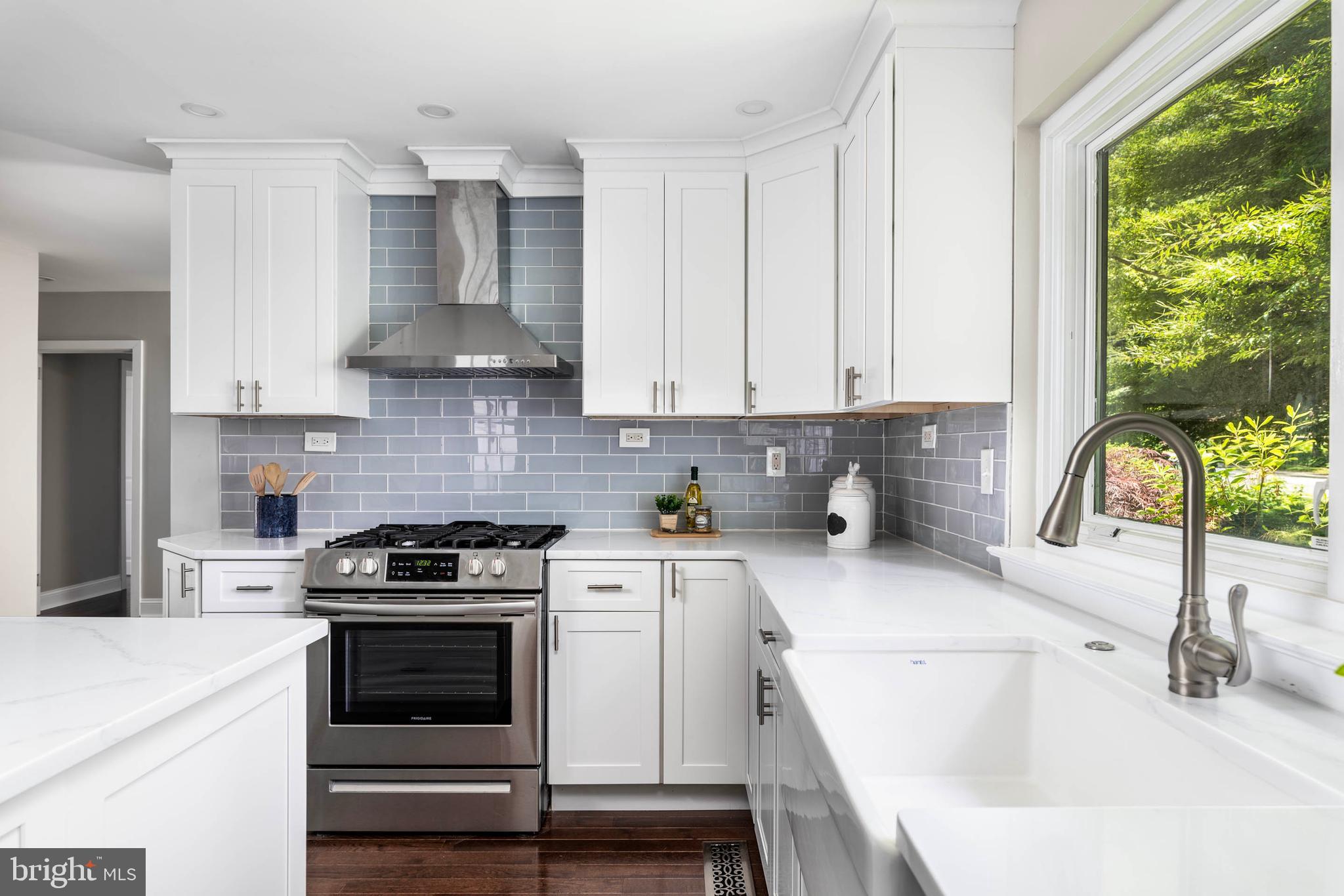 907 Twyckenham Road Media, PA 19063 - Photo 6 of 41 Glas Tile Backsplash