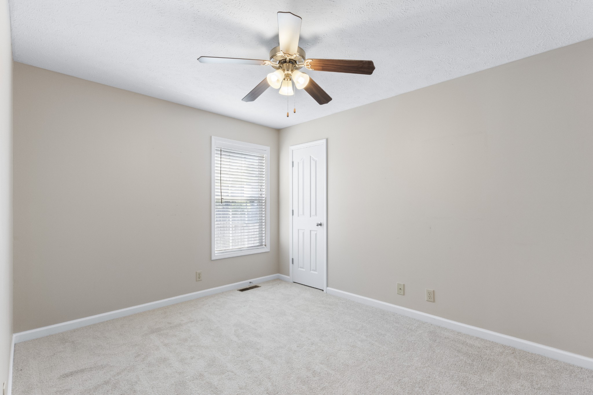 620 Wolfchase Drive Clarksville, TN 37042 - Photo 19 of 24 an empty room with windows and fan