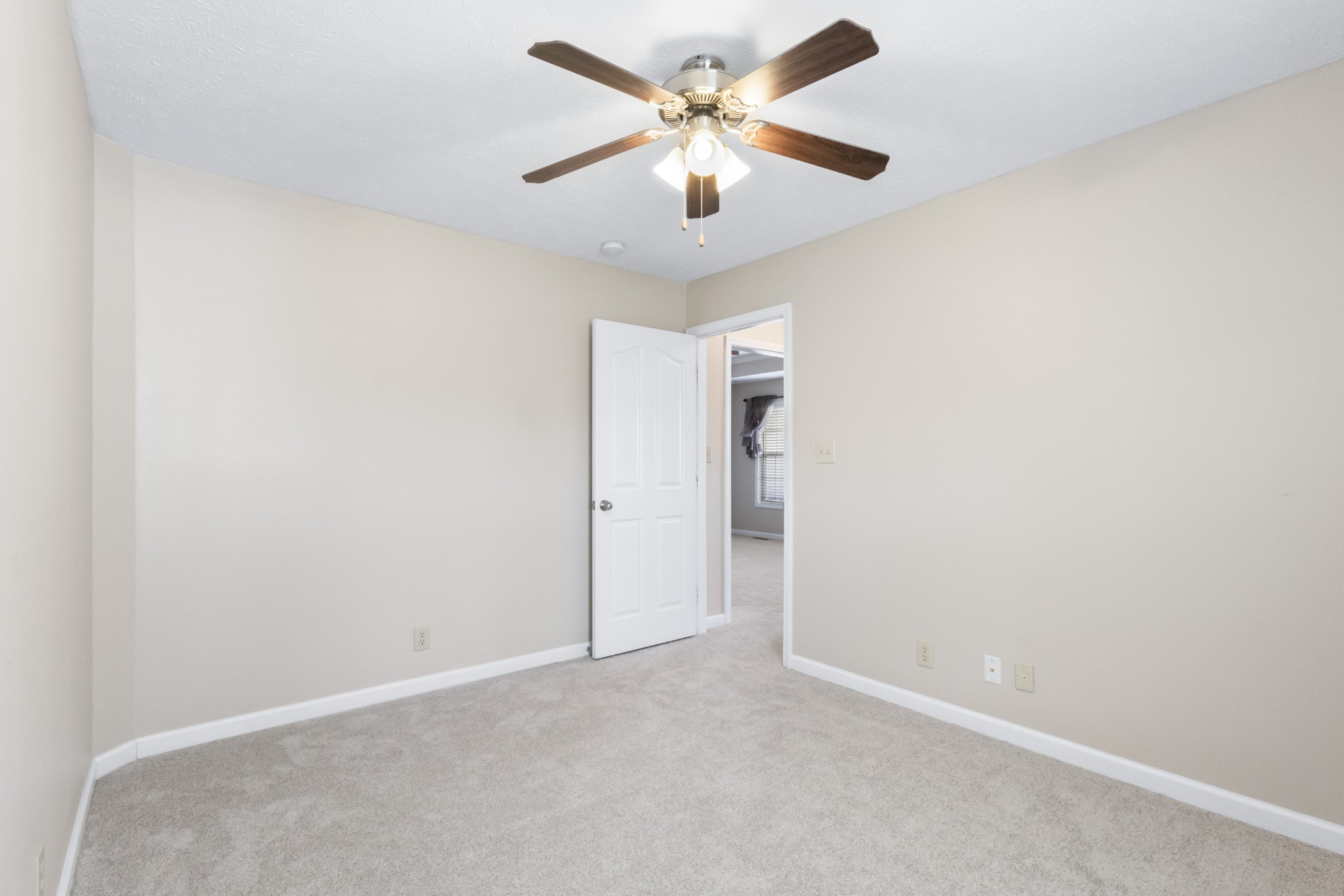 620 Wolfchase Drive Clarksville, TN 37042 - Photo 20 of 24 an empty room with a ceiling fan and a fan