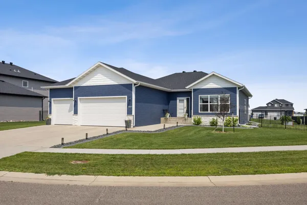 $597,900 | 3037 Prairie Farms Circle South, Fargo, ND 58104