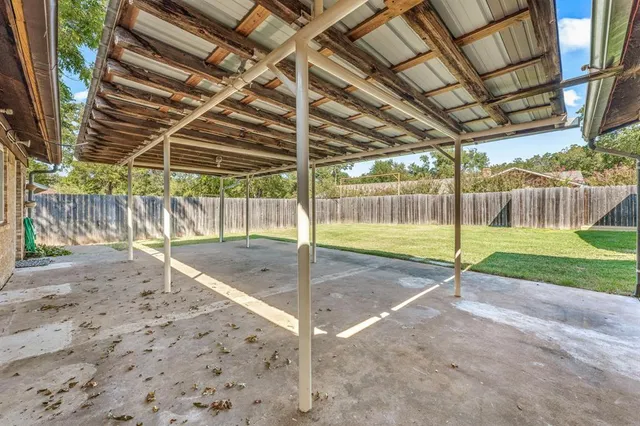 a view of a backyard