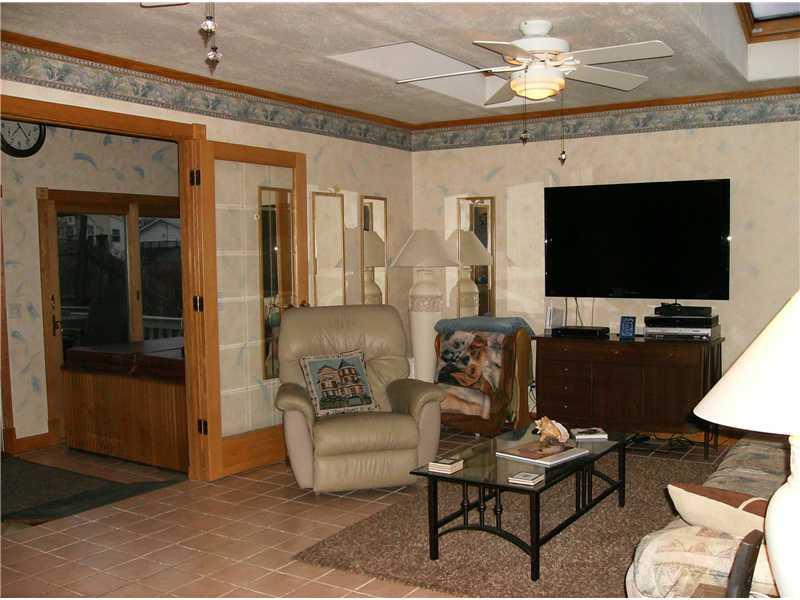 419 Ohio Avenue Rochester, PA 15074 - Photo 11 of 25 Family Room. ~Additional Family Room View With Skylights!!~