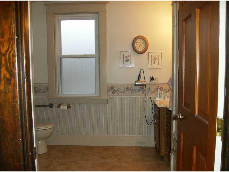 419 Ohio Avenue Rochester, PA 15074 - Photo 21 of 25 Full Bath. ~Immaculate 2nd Floor Main Bath!~