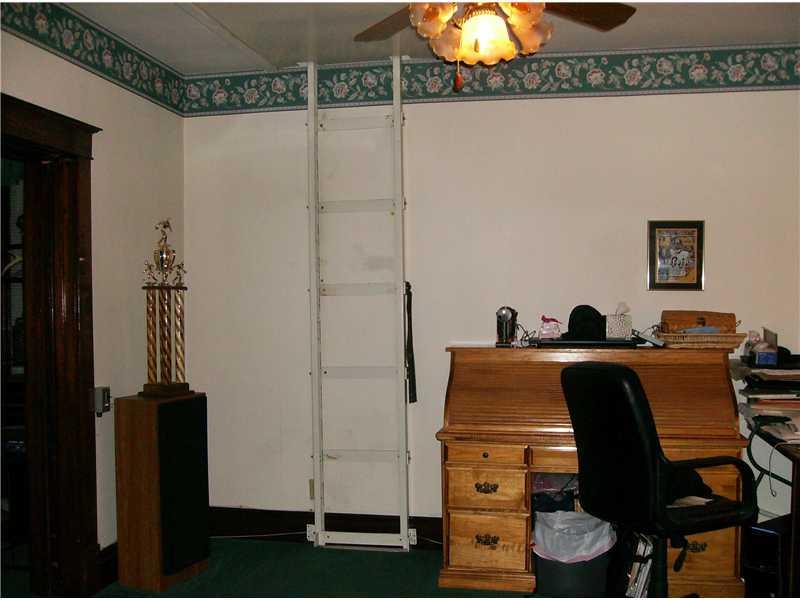 419 Ohio Avenue Rochester, PA 15074 - Photo 5 of 25 Living Room. ~Living Room/Office/Den With Elevator!~