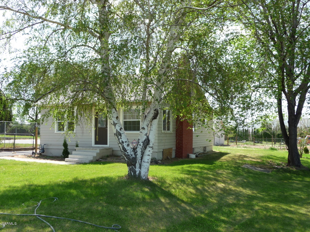 6908 Mieras Road Yakima, WA 98901 - Photo 2 of 4 a garden view with a seating space