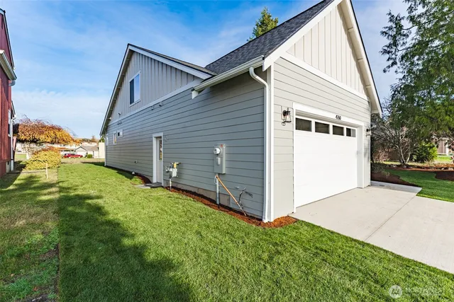 a view of a house with backyard