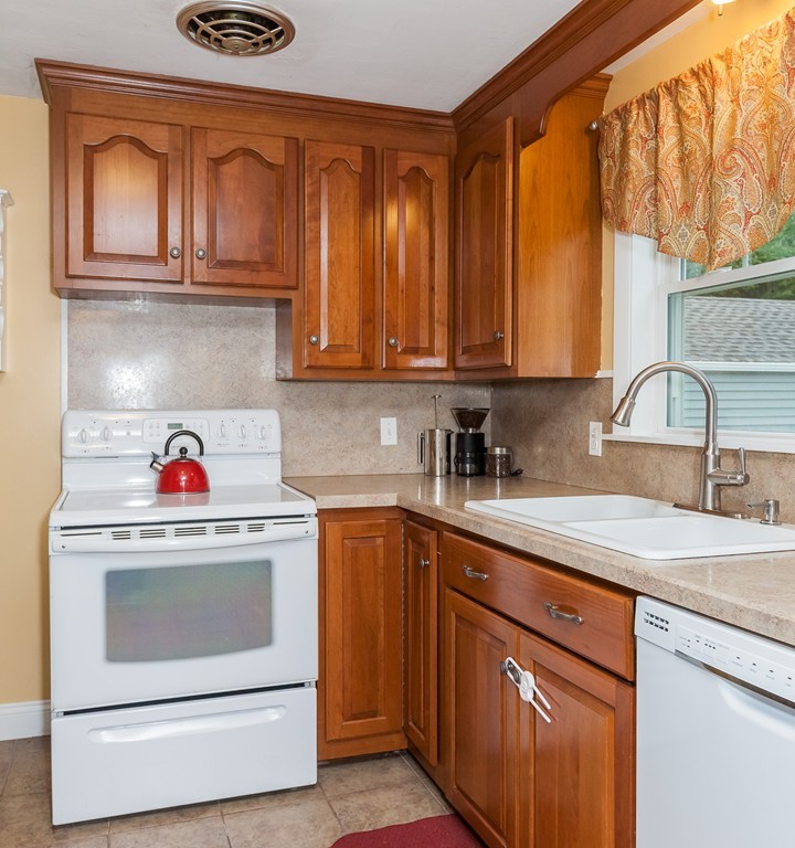 55 Glenvale Street Springfield, MA 01119 - Photo 4 of 29 Gallery Image 4
