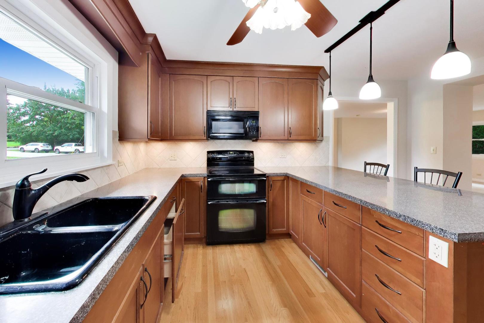 427 West Helen Road Palatine, IL 60067 - Photo 8 of 29 Gallery Image 8