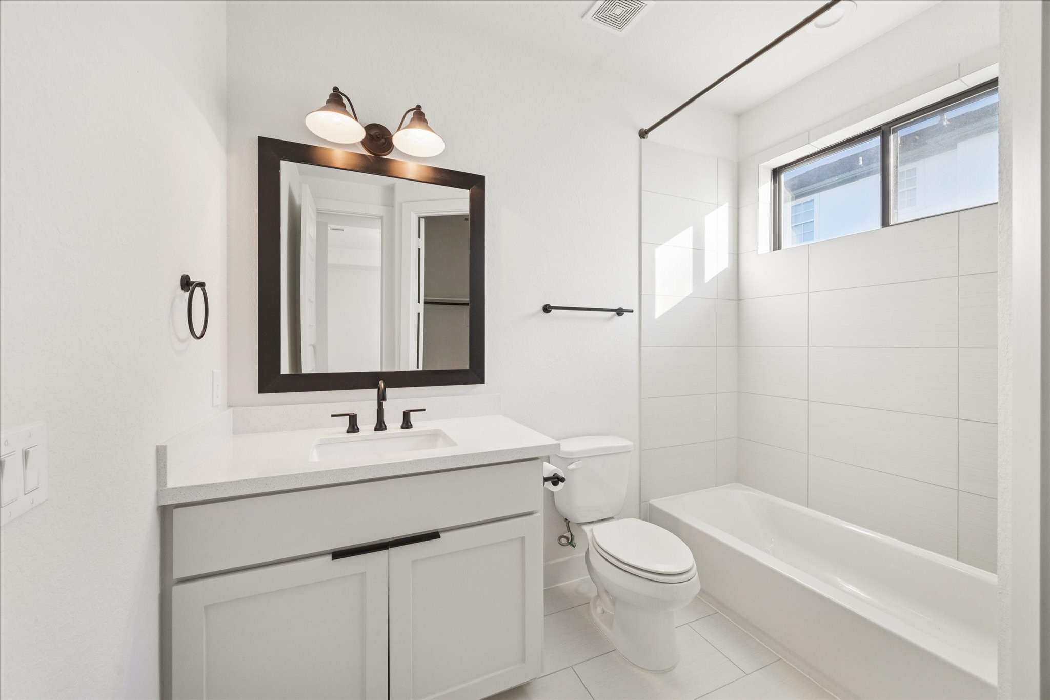 1122 Thompson Street Houston, TX 77007 - Photo 22 of 25 a bathroom with a toilet sink vanity tub and mirror