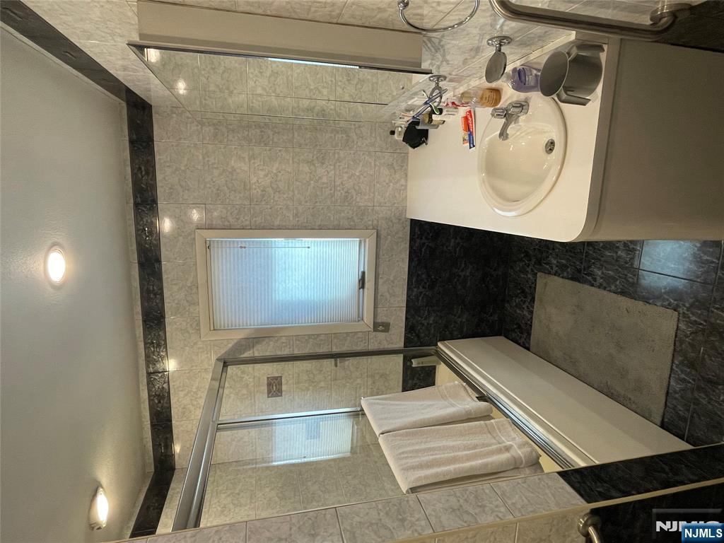 526 Rutland Avenue Teaneck, NJ 07666 - Photo 17 of 29