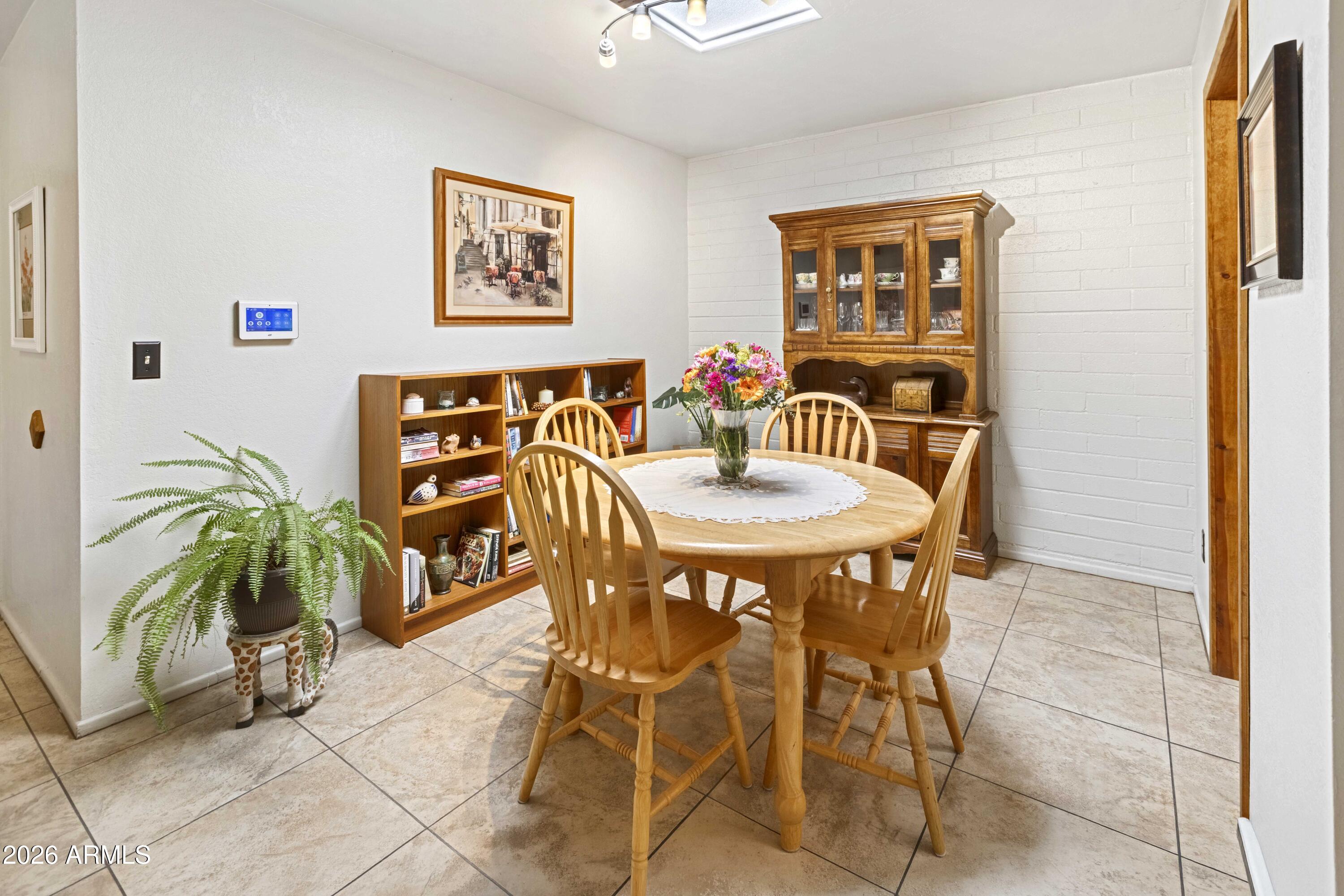 9111 North Oracle Road, Unit 110 Tucson, AZ 85704 - Photo 6 of 27 a dining room with furniture and a potted plant