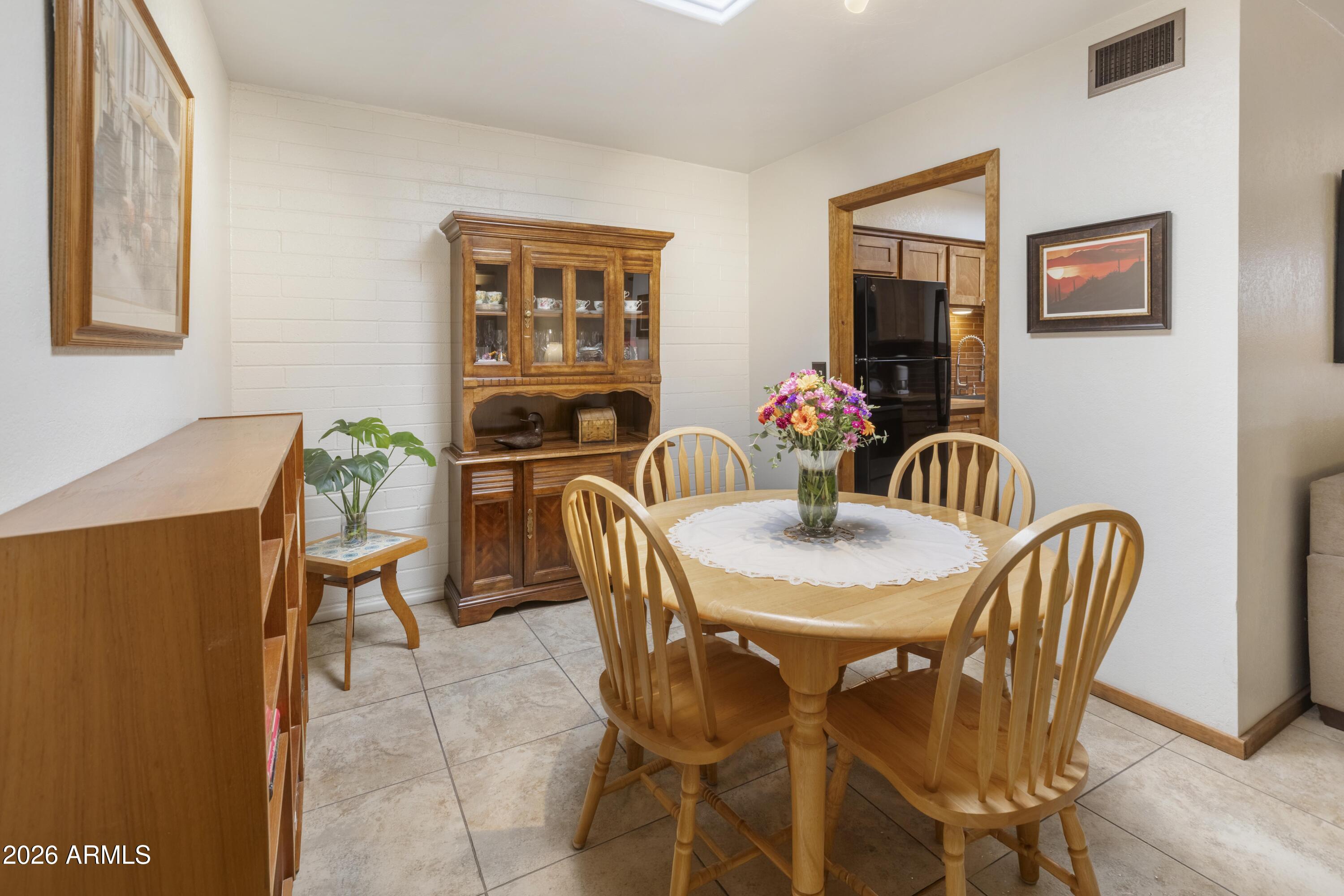 9111 North Oracle Road, Unit 110 Tucson, AZ 85704 - Photo 7 of 27 a dining room with furniture and window