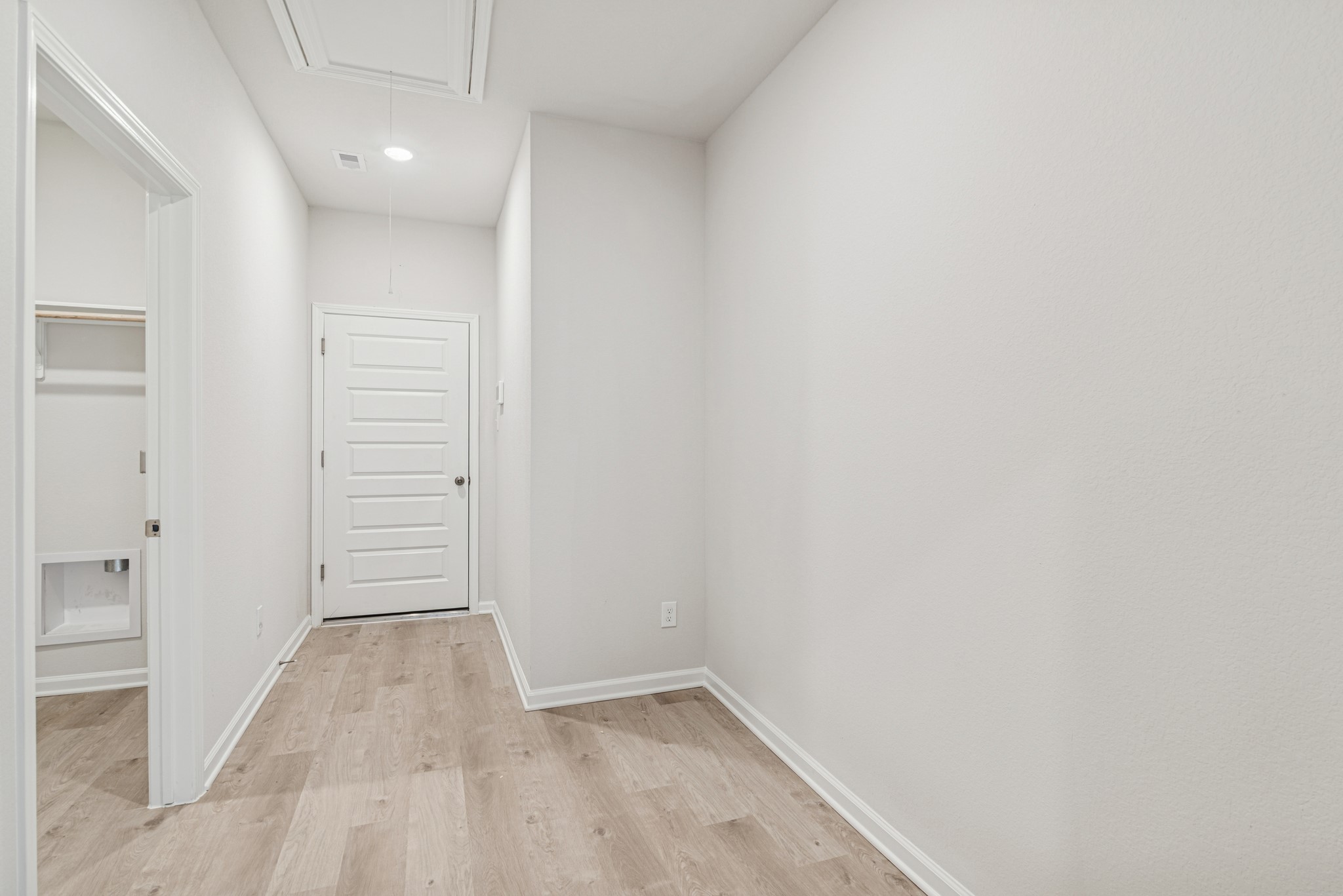 1903 Temple Grove Drive Rosharon, TX 77583 - Photo 29 of 37 The Avery- Mudroom and Utility Room