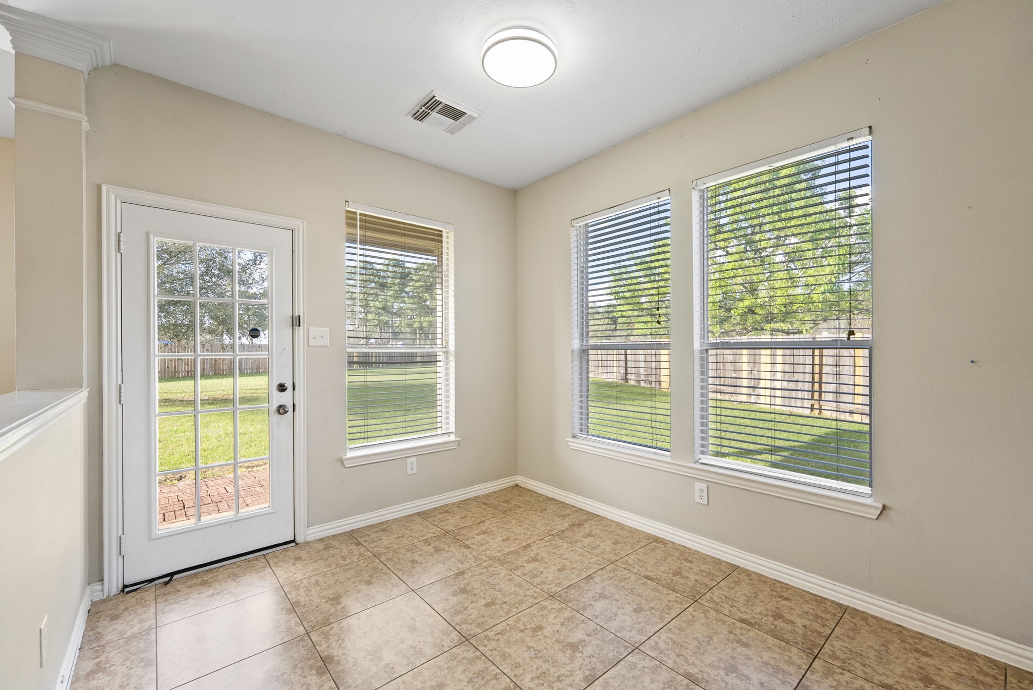 9526 Tartan Manor Street Spring, TX 77379 - Photo 17 of 42 a view of an empty room with windows