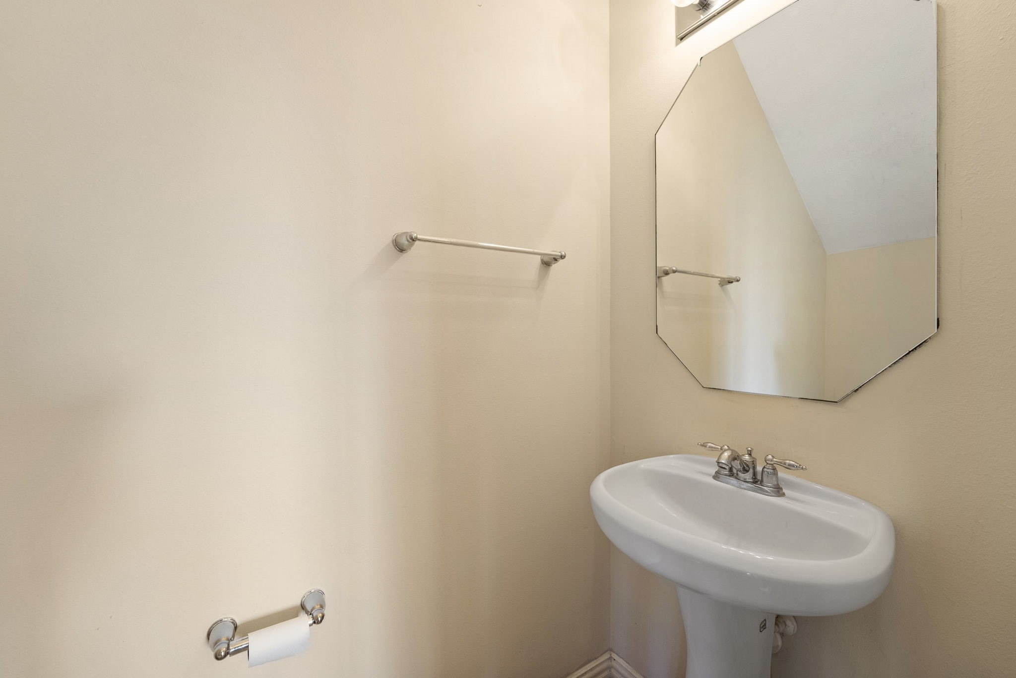 9526 Tartan Manor Street Spring, TX 77379 - Photo 30 of 42 a bathroom with a sink a mirror and a toilet