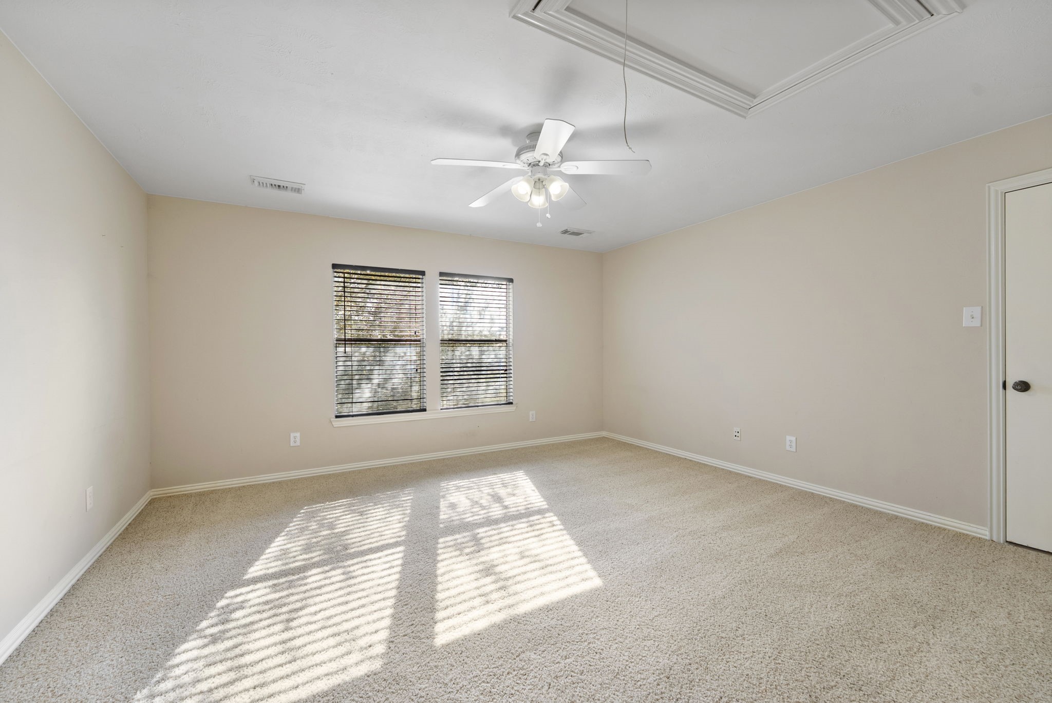 9526 Tartan Manor Street Spring, TX 77379 - Photo 35 of 42 an empty room with windows and ceiling fan