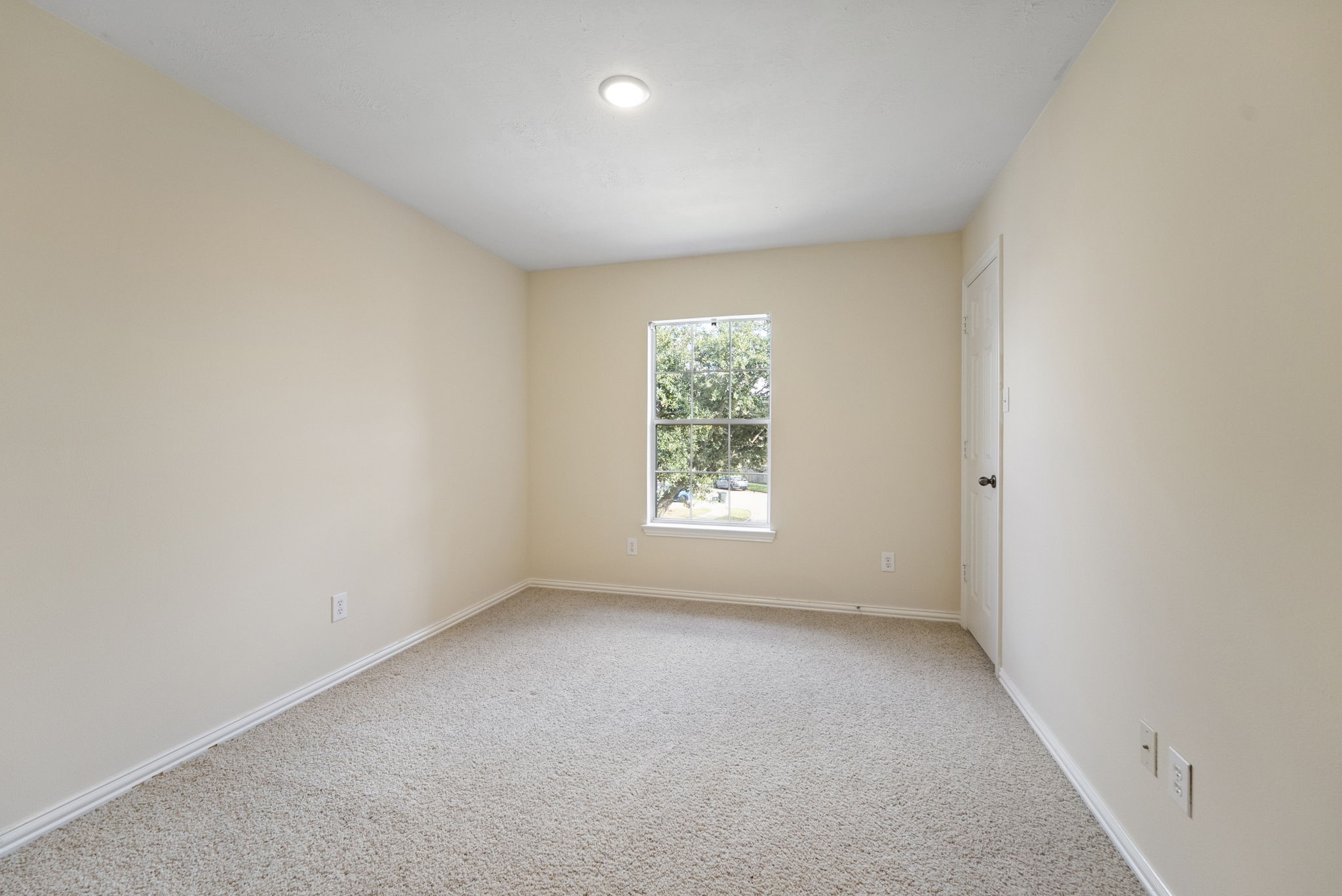 9526 Tartan Manor Street Spring, TX 77379 - Photo 39 of 42 an empty room with windows