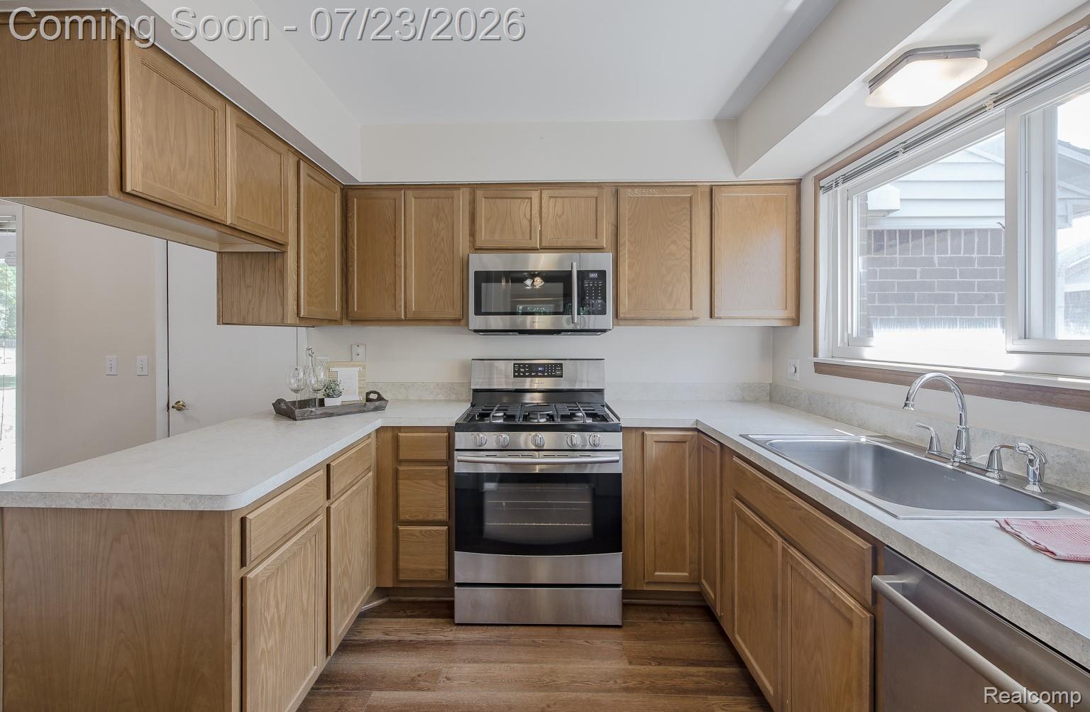 5235 Timber Ridge Trail Clarkston, MI 48346 - Photo 17 of 56 Beautifully updated kitchen (2021)!