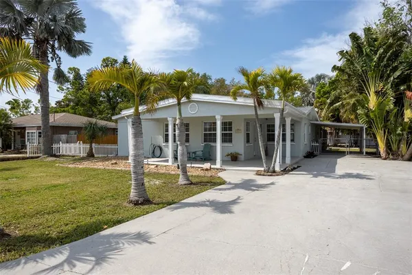 $3,700 | 711 Bayshore Drive, Tarpon Springs, FL 34689
