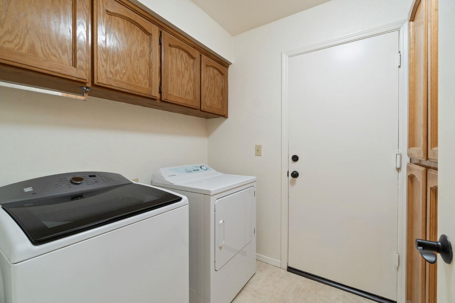 2500 Mitchell Avenue Clovis, CA 93611 - Photo 28 of 31 a utility room with dryer and washer
