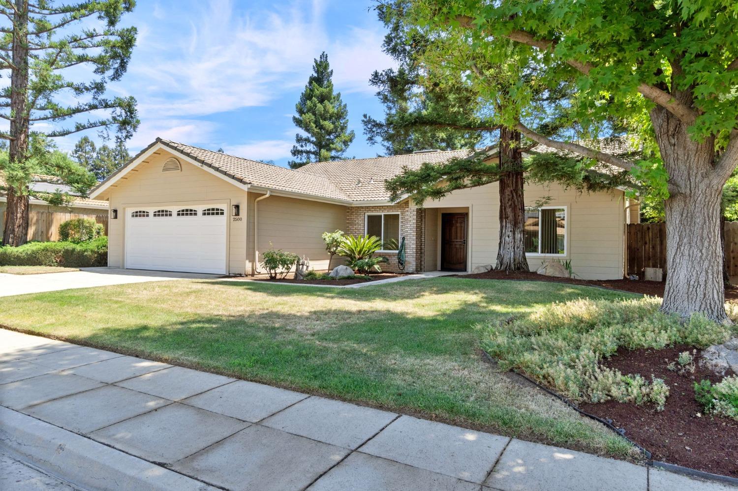 2500 Mitchell Avenue Clovis, CA 93611 - Photo 31 of 31 a front view of a house with garden