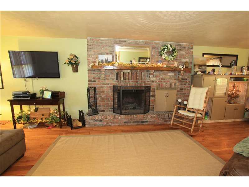 416 Dillon Road Acme, PA 15610 - Photo 3 of 18 Living Room.