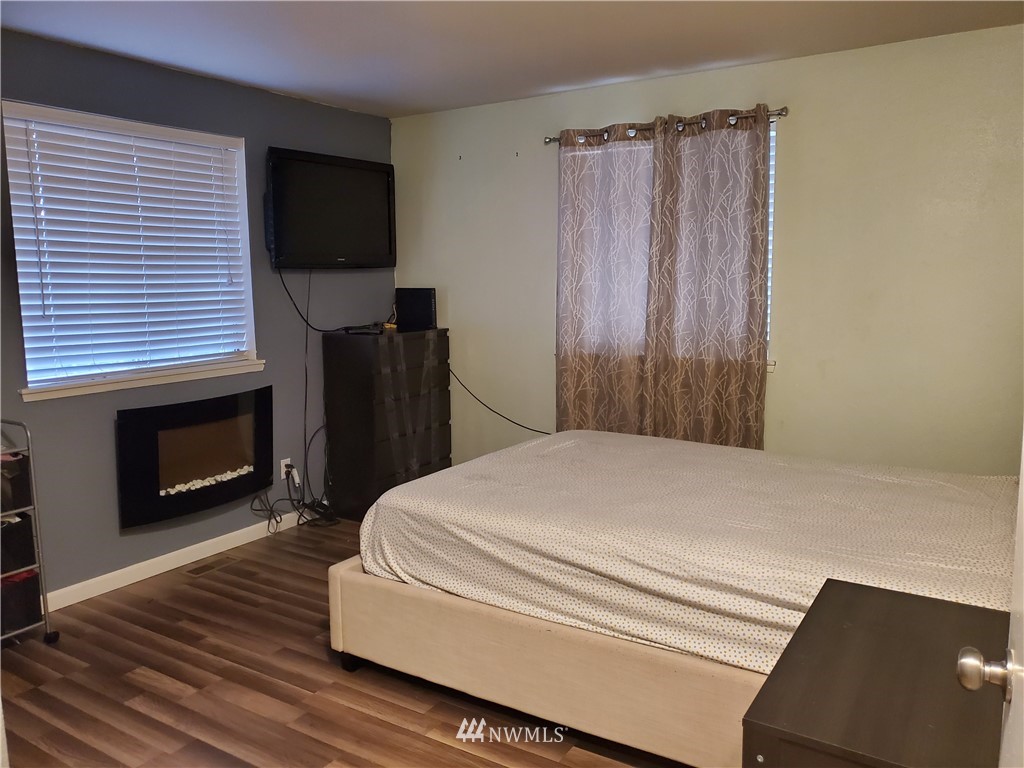 307 R Street Northeast Auburn, WA 98002 - Photo 14 of 20 a bedroom with a bed and a television
