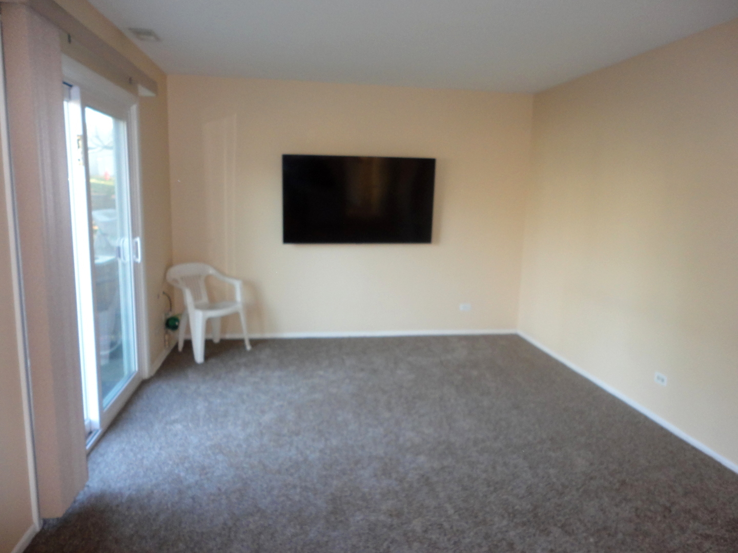664 Claridge Circle Hoffman Estates, IL 60169 - Photo 17 of 35 a view of a livingroom with a flat screen tv