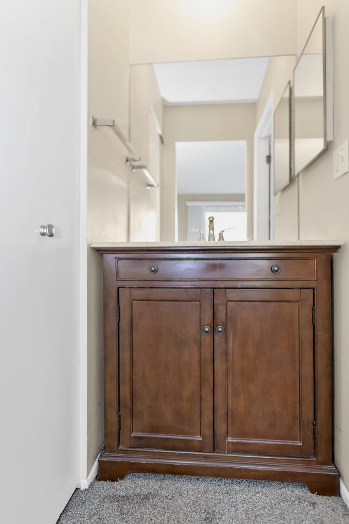 664 Claridge Circle Hoffman Estates, IL 60169 - Photo 20 of 35 a view of a wooden door