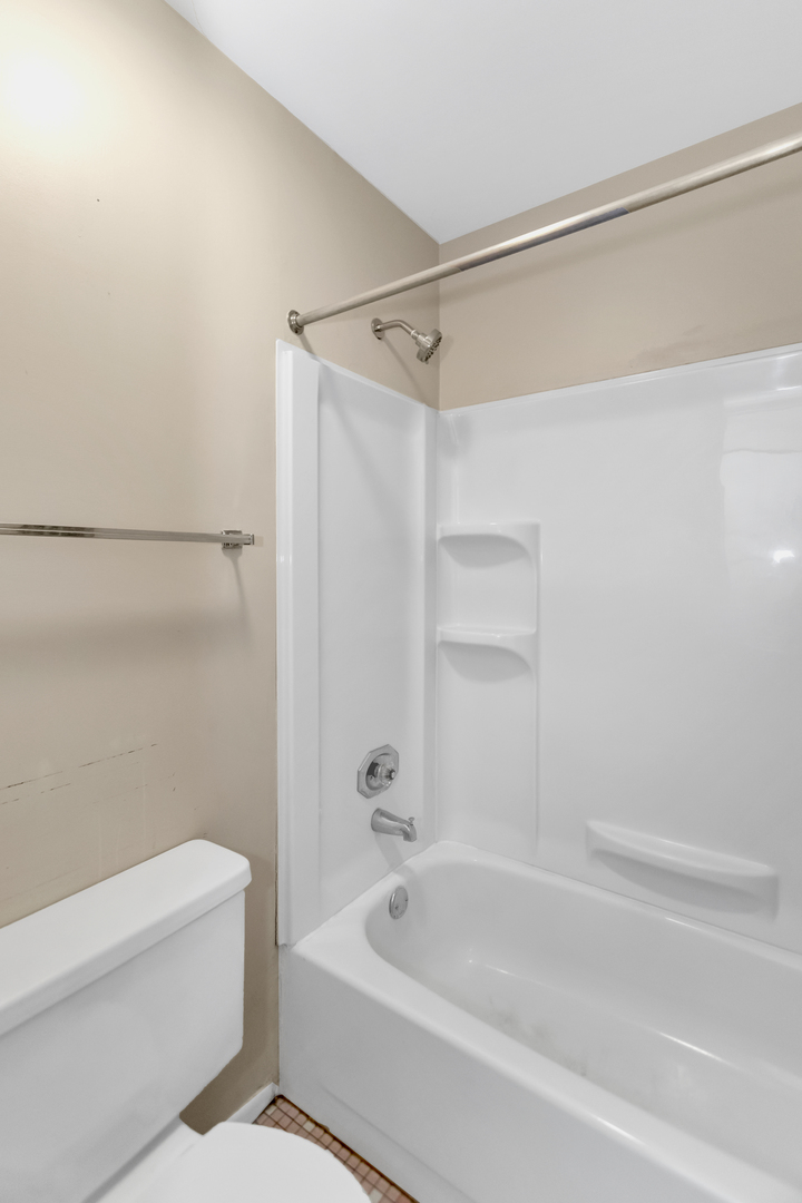 664 Claridge Circle Hoffman Estates, IL 60169 - Photo 21 of 35 a bathroom with a shower and a bathtub