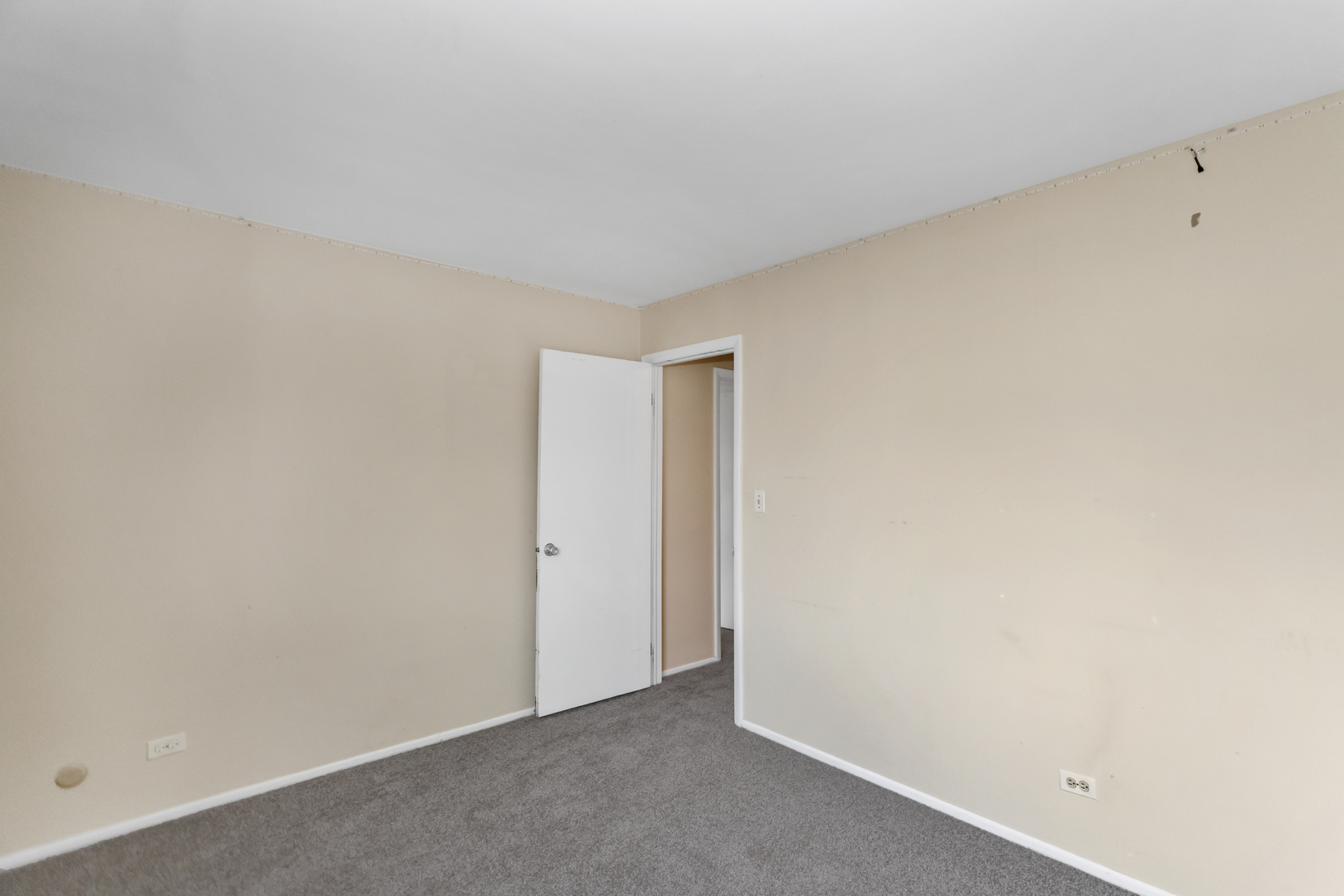 664 Claridge Circle Hoffman Estates, IL 60169 - Photo 22 of 35 a view of an empty room