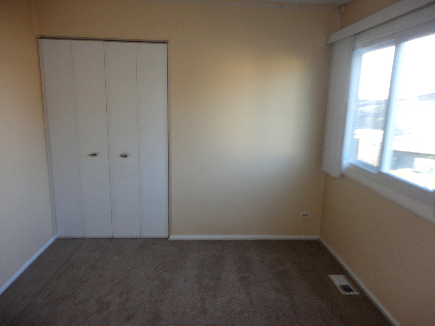 664 Claridge Circle Hoffman Estates, IL 60169 - Photo 24 of 35 an empty room with a window