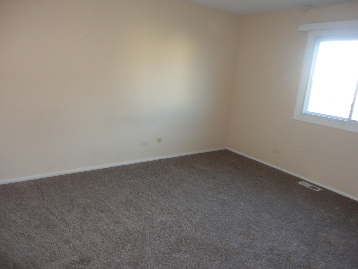 664 Claridge Circle Hoffman Estates, IL 60169 - Photo 26 of 35 an empty room with a window