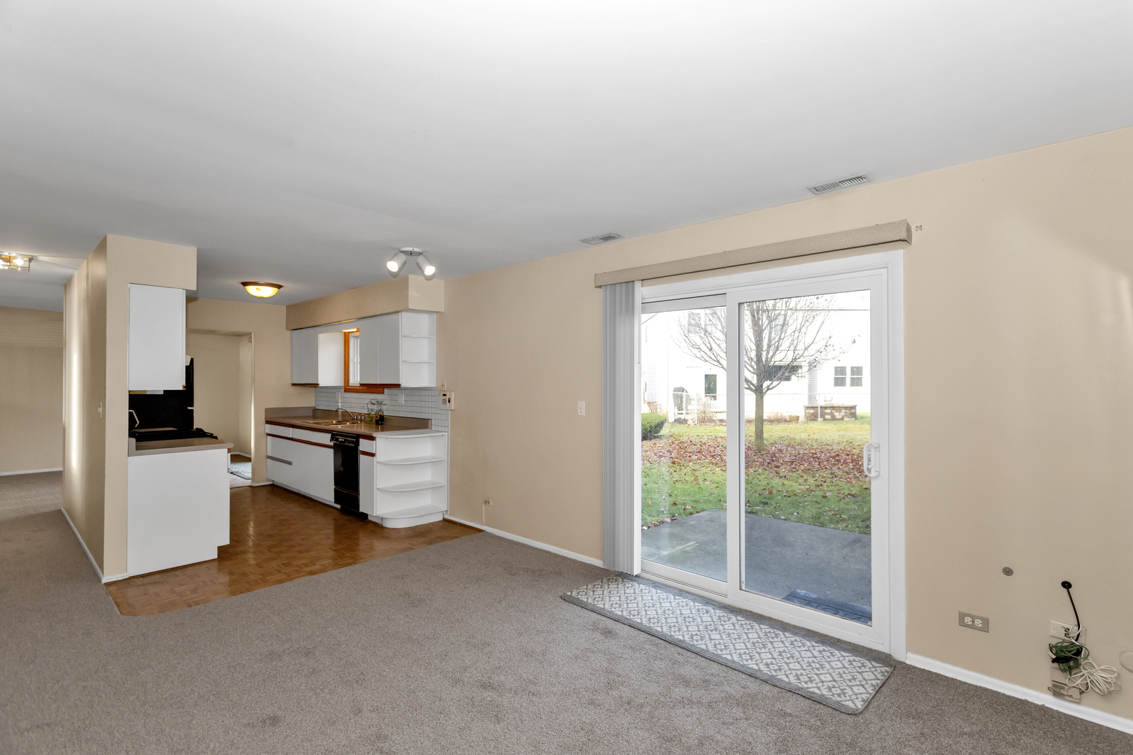 664 Claridge Circle Hoffman Estates, IL 60169 - Photo 28 of 35 a view of kitchen and living room