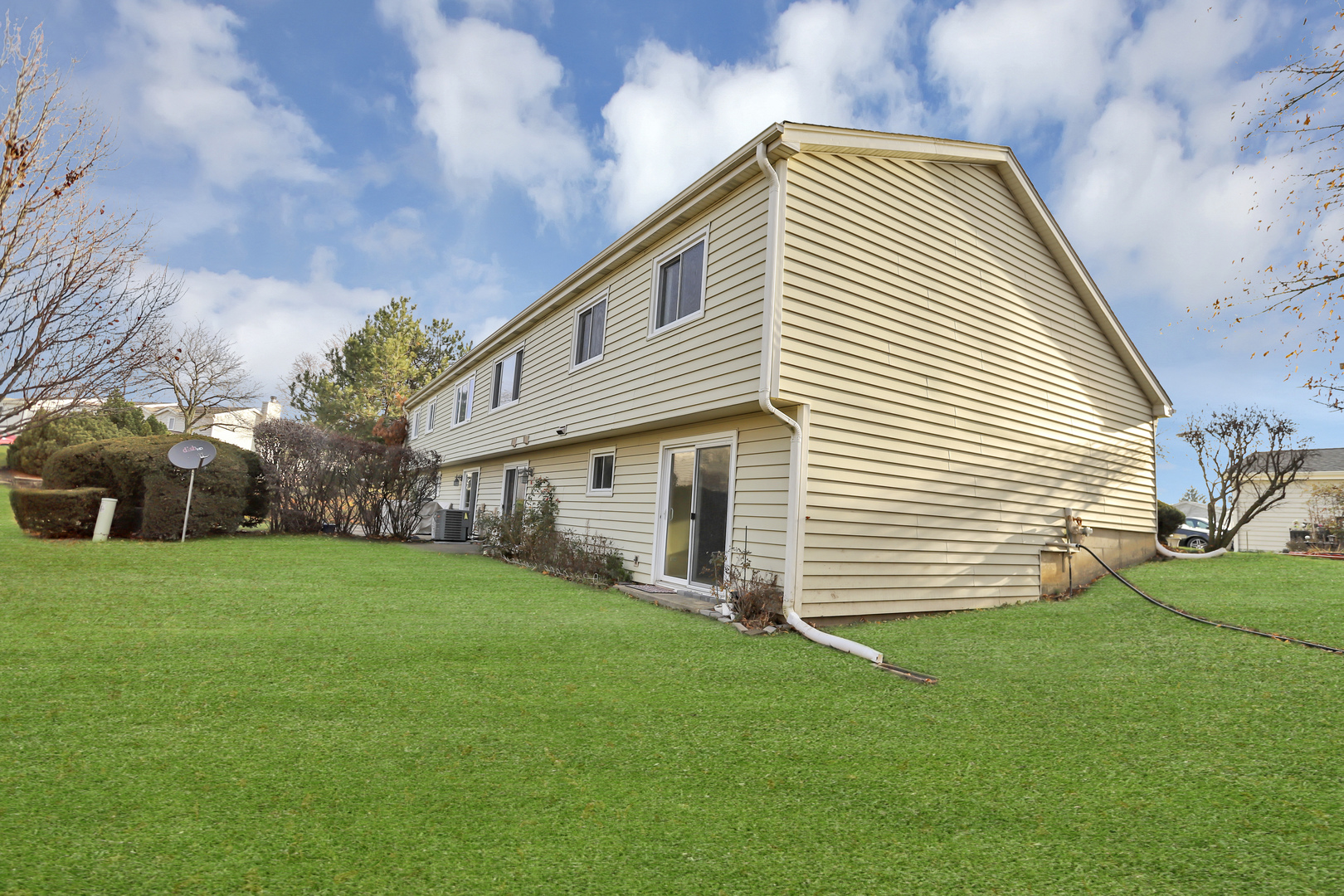 664 Claridge Circle Hoffman Estates, IL 60169 - Photo 3 of 35 a view of a house with a yard
