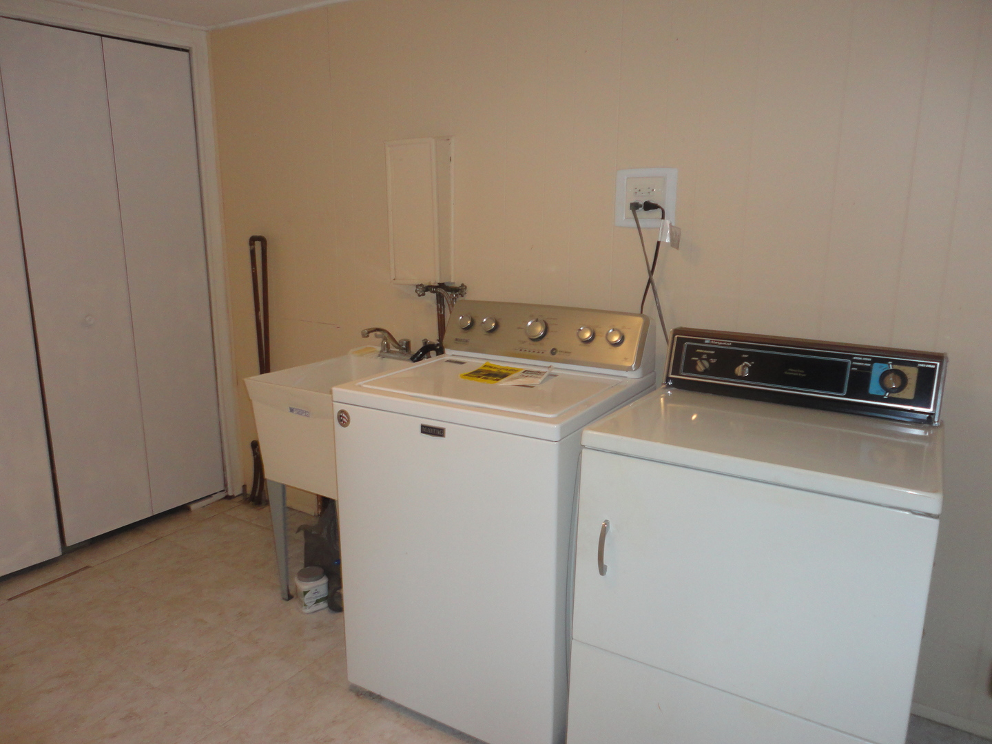 664 Claridge Circle Hoffman Estates, IL 60169 - Photo 34 of 35 a utility room with dryer and washer