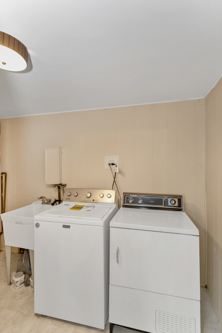 664 Claridge Circle Hoffman Estates, IL 60169 - Photo 35 of 35 a utility room with dryer and washer
