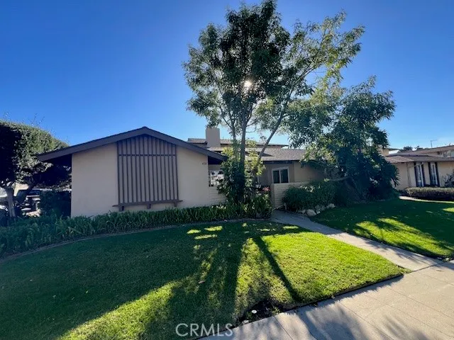 a view of a house with backyard and garden