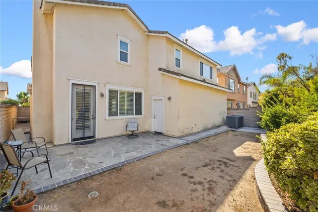 a view of a pathway with a yard