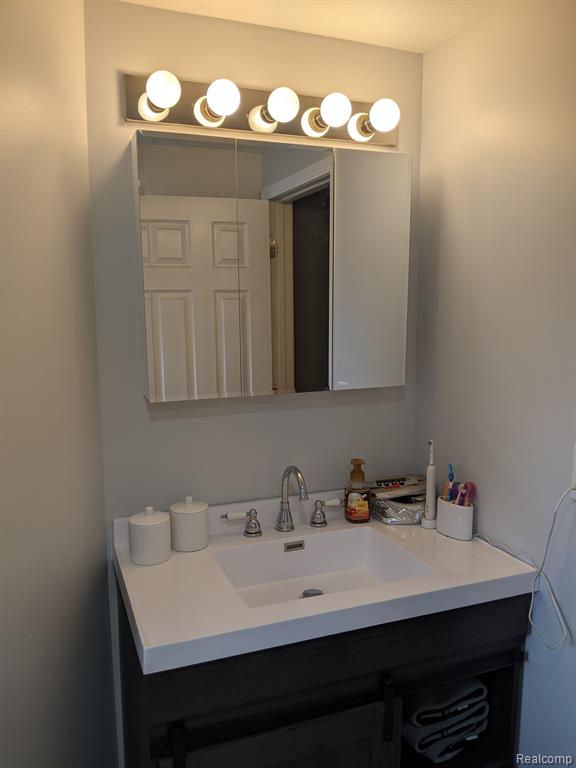 901 North Road Fenton, MI 48430 - Photo 8 of 24
