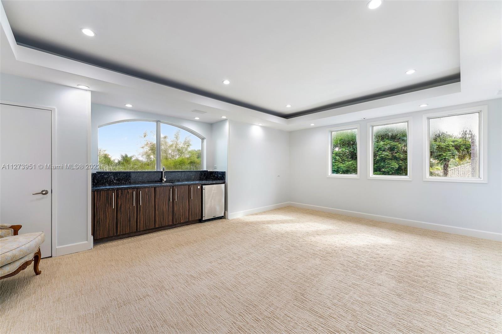 9460 Southeast Point Terrace Jupiter, FL 33469 - Photo 32 of 51 a view of an empty room with windows