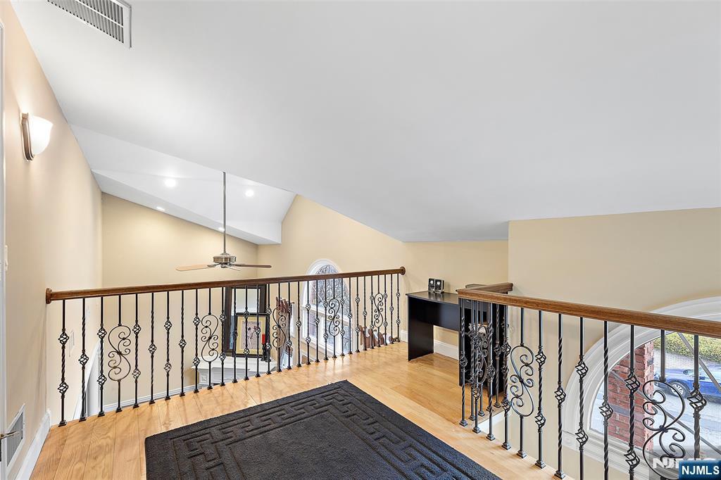546 Art Lane Ridgefield, NJ 07657 - Photo 8 of 37 Gallery Image 8