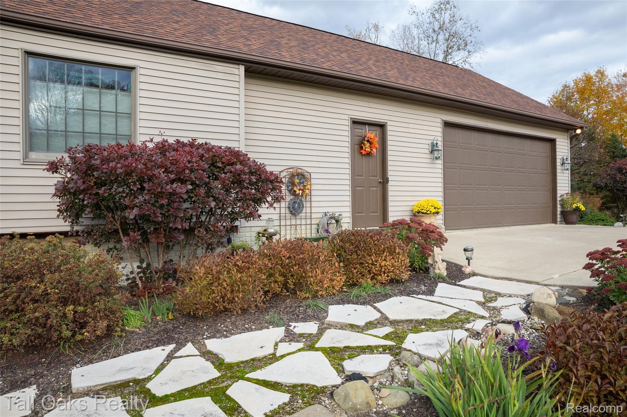 2636 North Lapeer Road Lapeer, MI 48446 - Photo 25 of 52 Garage.jpg