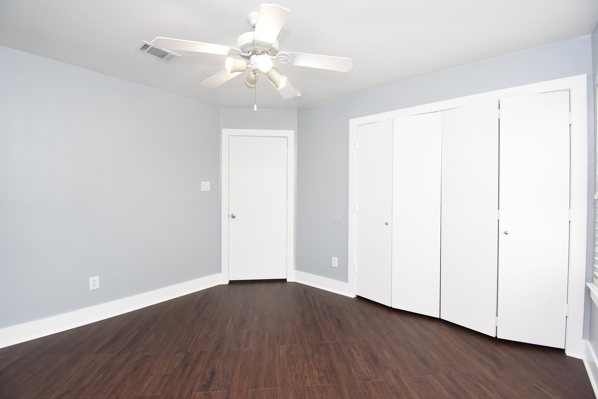 3720 Link Valley Houston, TX 77025 - Photo 20 of 25 an empty room with wooden floor and fan