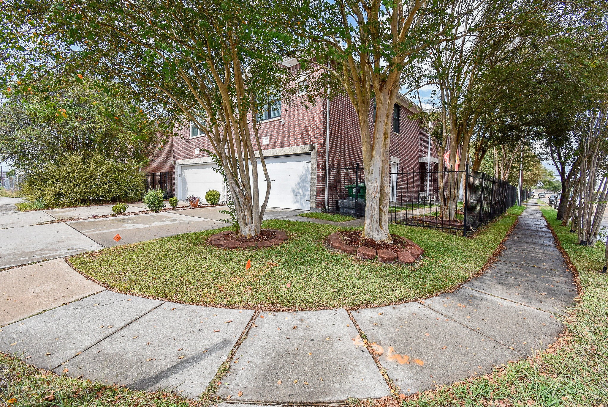 3720 Link Valley Houston, TX 77025 - Photo 2 of 25 front view of a house with a yard