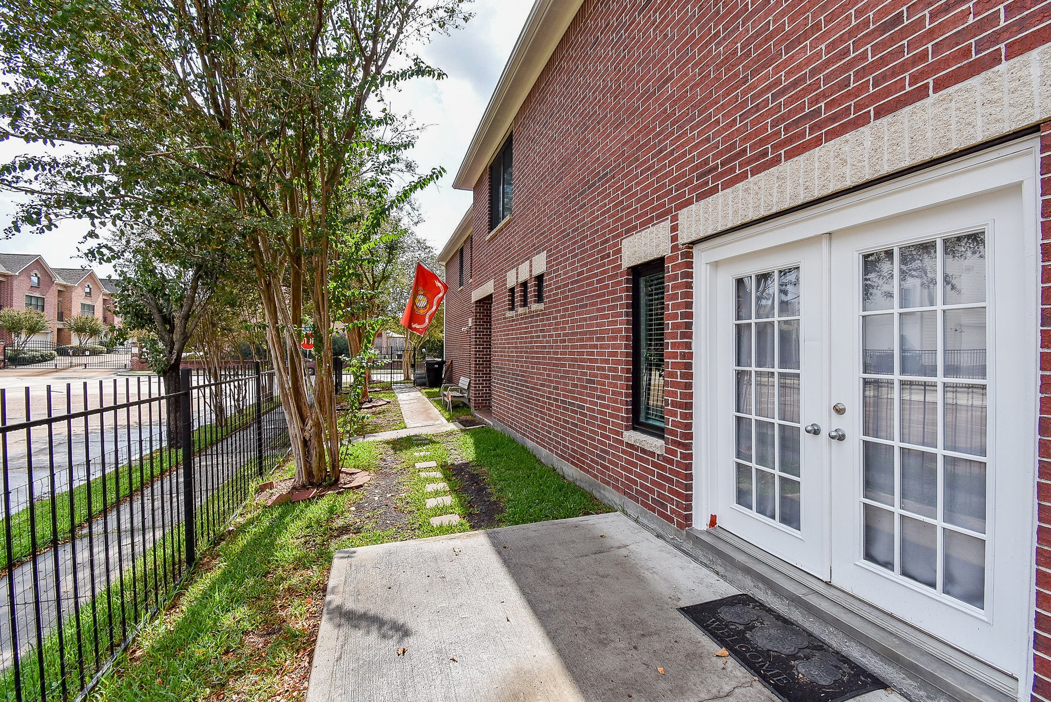 3720 Link Valley Houston, TX 77025 - Photo 24 of 25 a front view of a house with a yard