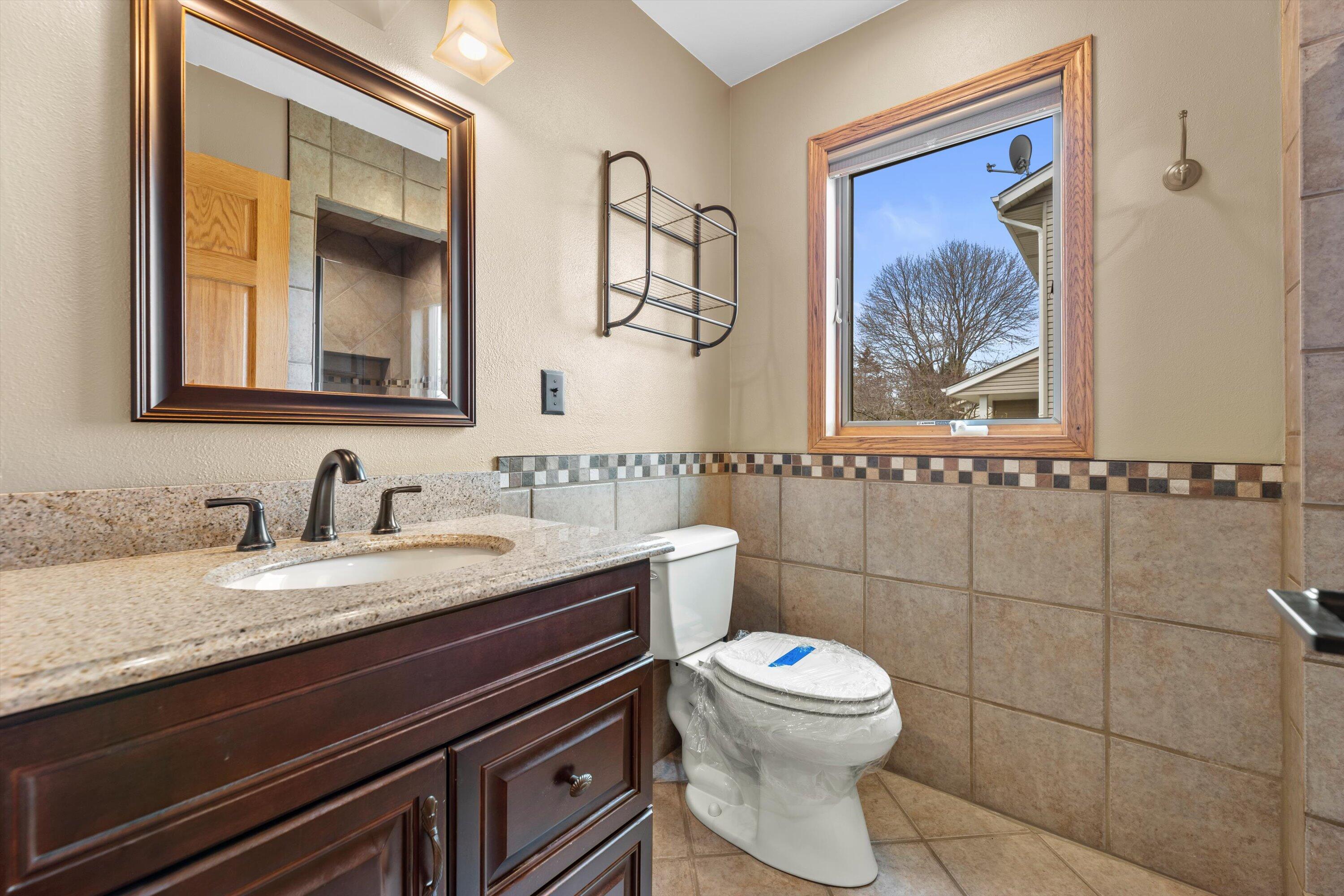 N78W15339 Haymeadow Road Menomonee Falls, WI 53051 - Photo 20 of 50 Main Floor Full Bath