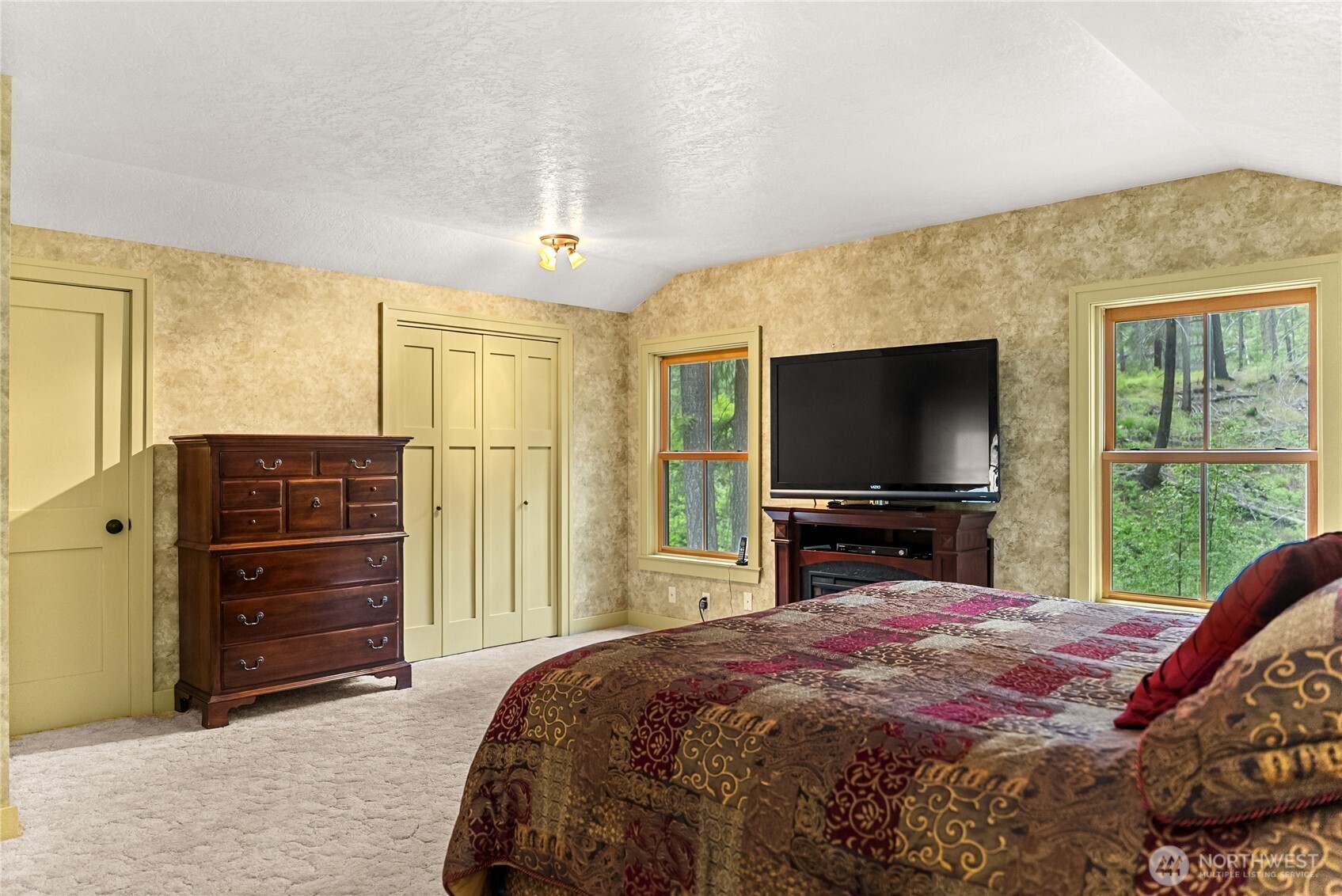 201 Libby Creek Road Carlton, WA 98814 - Photo 19 of 37 a bedroom with a bed and a television